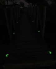 Loseta fotoluminiscente encapsulada. Su función, una vez cargada la pieza, es señalizar y balizar zonas sin iluminación, como por ejemplo carriles bici; rutas turísticas y arqueológicas.