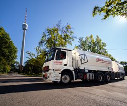 BWW LKW fährt durch Landschaft
