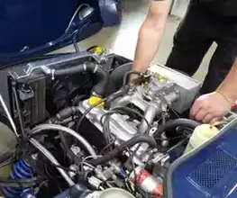 Auch Ihren Oldtimer behandeln wir mit genauso viel Fürsorge und Respekt wie Ihren Youngster. Egal ob Wartungsarbeiten, Reparaturen, Ersatzteile-Organisation oder ein Wertgutachten erstellen. Wir sind die vertrauensvolle Anlaufstelle für Menschen mit einem Faible für zeitgenössische Fahrzeuge.