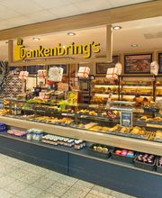 Bäckerei & Bistro
Im Vorkassenbereich befindet sich unsere Bäckerei mit Bistro mit zahlreichen Sitzmöglichkeiten im Innen- und Außenbereich.
Mit Leidenschaft verkaufen wir nicht nur Biobrot, süßes Gebäck und Kuchen, sondern auch unsere beliebten Mettbrötchen. Diese erhalten Sie bei uns natürlich zu allen Werktagen, doch wenn Sie Ihr Mett besonders frisch mögen, laden wir Sie gerne zu unserem „Mettwoch“ ein: Denn jeden Mittwoch stellen wir Mett frisch für Sie her!
Sie können bei uns mit einem leckeren Frühstück gestärkt in den Tag starten oder an unserer „Heißen Theke“ einfach auf die Hand verschiedene Snacks zum Mitnehmen bekommen.