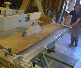 Massivholz wird auf unserer Altendorf Formatkreissäge zugeschnitten