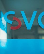 ASVG GmbH - Situationsbilder im Büro. Türe mit Logo.