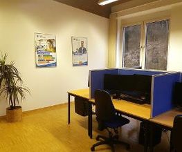 Ein Schulungsraum mit mehreren PC-Arbeitsplätzen.