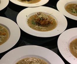 Geschlossene Gesellschaft Raffiniert angerichtete Suppe mit knuspriger Teigkreation, Teil des Fine Dining Menüs bei Geschlossene Gesellschaft Hamburg.