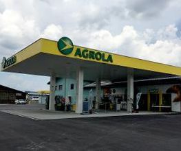 AGROLA Tankstelle in Ipsach; mit TopShop; grosse Überdachung; links Autowaschanlage; grosser Vorplatz; mehrere Tanksäulen; türkis farbenes Gebäude im Hintergrund