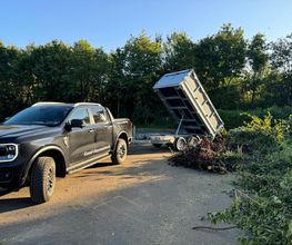 Ford Ranger mit 3,5 to Kipper beim Entleeren von Grünschnitt auf dem Entsorgungshof