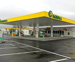 AGROLA Tankstelle in Zofingen mit TopShop; selfwash Anlage im Hintergrund; regnerische Aufnahme; Parkplatzmarkierungen im Vordergrund