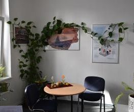 Pausenbereich Stendal mit Tisch und Sitzgelegenheiten.