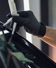 Sicherheit geht vor: Nach dem mobilen Scheibentausch in Bietigheim-Bissingen und Umgebung prüfen wir alle Anschlüsse gründlich. So garantieren wir die uneingeschränkte und fehlerfreie Funktion aller Assistenzsysteme.
