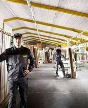 DMS-Mitarbeiter bei der Arbeit in einer Lagerhalle