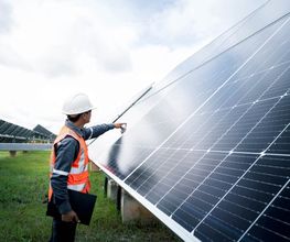 Gemeinsam entwickeln wir das für Sie passende Energiekonzept, das auf Ihre Bedürfnisse zugeschnitten ist. Unsere innovativen Lösungen geben Ihnen die Möglichkeit, unabhängiger von den Schwankungen der Strompreise zu werden.