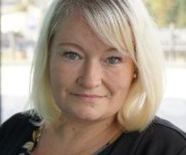 Portraitbild einer Frau mit blodnen mittellangen Haaren.