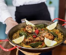 Große "Paella de turistas" (Paella mit Fleisch) wird in der Tapas Bar Léon serviert.