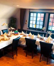 Unser Gesellschaftsraum
Für besondere Anlässe oder geschlossene Treffen bieten wir Ihnen ebenfalls unseren großen separaten Raum in der ersten Etage an.
Ob Sie einen Geburtstag, eine Taufe, Hochzeit oder Familientreffen feiern möchten. Unser Gesellschaftsraum bietet Platz für ca. 30 Personen in gemütlicher Atmosphäre für Ihre Veranstaltung.
Auf Wunsch können wir den Raum nach Ihren Vorstellungen dekorieren, um Ihren Anlass noch persönlicher zu gestalten.