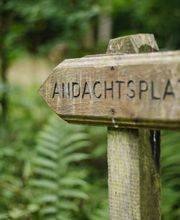 Holzschilder helfen bei der Orientierung und weisen den Weg.