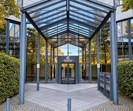 wellmann-gmbh-alphahaus-haupteingang-muenchen.png