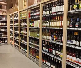 Getränke
Natürlich versorgen wir Sie auch mit ausreichend Flüssigkeit in Form von Wässern, Säften, Softdrinks und weiteren Mehrweg- oder Einwegprodukten. Sie erhalten bei uns zudem auch Kastenwaren.
Ein kühles Bier am Feierabend – damit Ihnen der Genuss daran trotz aktuellem Verzicht auf eine große, gesellige Runde nicht verdorben wird, finden Sie sicherlich Zuversicht beim Genuss des heimischen Geschmacks der Biere aus der Jäcklein Brauerei oder der Vereinsbrauerei Apolda.