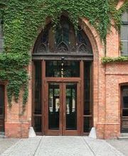 Eingang zum St. Hedwig-Krankenhaus