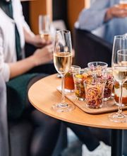 Ein Einblick in das hochwertige Catering-Angebot der Alten Stadtkasse Oldenburg. Auf einem modernen Tisch werden kreative Snacks und Getränke stilvoll präsentiert. Perfekt geeignet für Firmenevents, Hochzeiten und Networking-Veranstaltungen.