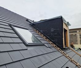 Professionelle Dachfenster-Montage in Weißenthurm bei Neuwied und im Raum Mayen-Koblenz. Fachgerechter Einbau von Dachfenstern und Dachgauben inklusive Abdichtung, Wärmedämmung und sicherer Integration in die Dacheindeckung – für mehr Tageslicht, Wohnkomfort und Energieeffizienz.