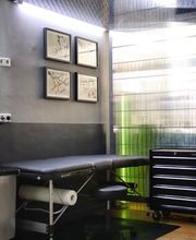 Moderner Tattoo-Raum im OMEN Tattoo Studio Friedrichshain Berlin. Urbanes Design mit klaren Linien und inspirierter Atmosphäre für kreative Tattoos.