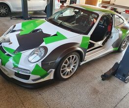Die ENVER UG ist eine motorsportorientierte Porsche Werkstatt am Nürburgring und spezialisiert auf technische Betreuung von Renn- und Trackfahrzeugen. Präzise Fahrzeugtechnik, Performance-Fokus und praxisnahe Erfahrung aus dem Motorsport stehen im Mittelpunkt.