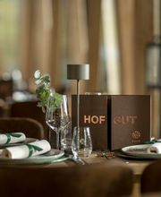 Ein gedeckter Tisch im Hofgut-Restaurant.