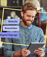 Der Gastronom im Bild plant mit seinem Tablet erfolgreiches Marketing per Website, Newsletter & Digital Signage dank Gastronovi. Erreicht Gäste gezielt & präsentiert digital.