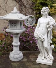 Steinlaterne und Weingeist Dionysos als Gartendekoration