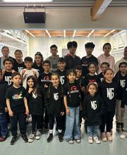 Engagierte Kampfsportgruppe in motivierender Trainingsatmosphäre im Naders Gym Hamburg.