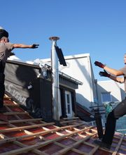 Sanierung eines Wohnhauses: Hier wird das Dach gedämmt, neue Dachfenster eingebaut, die Dachgauben verschiefert und das Dach mit Tonpfannen eingedeckt.