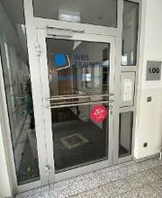 Glas-Eingangstür mit Beklebung der WBS TRAINING im 1. OG