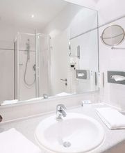 Guest room bath