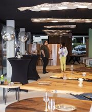 Wir teilen die Leidenschaft für hochwertiges Möbel! Entdecken Sie die einzigartigen Kollektionen von Tischen und Stühlen aus massivem Holz bei HolzArt Swiss in unserem Showroom!