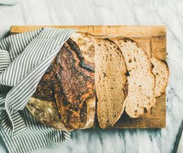 BÄCKEREI
Im Markt finden Sie die Bäckerei Dwenger (https://bäckereidwenger.de/), die Sie jeden Tag mit frischen Backwaren und leckeren Versuchungen versorgt. Sitzplätze sind ebenfalls vorhanden und auch Kaffee to go bekommen Sie hier. Im Angebot finden Sie viele verschiedene Sorten an Broten, Brötchen, Baguettes und Brezeln – belegte Brötchen natürlich auch! Zudem erhalten Sie herzhafte Snacks und passend zum Kaffee süße Leckereien wie Gebäcke, Kuchen und Torten.
