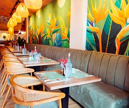 We are Mauritius, gutes Essen schmeckt noch besser, wenn man es teilt! Lachen, anstoßen, genießen – genau so geht ein perfekter Tag im Mauri. Ob mit der Crew, der Family oder deinem Lieblingsmenschen – hier dreht sich alles um gemeinsame Genussmomente.
