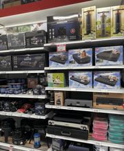 Gaskocher und Campingkocher sowie Luftbetten in der Camping-Abteilung