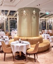 LE JARDIN D’HIVER POUR PROFITER DE LA VUE

Au rez-de-chaussée, donnant sur le va-et-vient des Champs-Elysées, le jardin d’hiver se prête au déjeuner comme au goûter dans un décor bucolique avec son parquet Versailles et son monumental bouquet de fleurs.