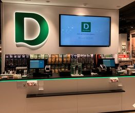 Kassenbereich des DEICHMANN Stores Köln. Abgebildete Produkte, Preise, Aktionen und Verfügbarkeiten können je nach Zeitpunkt und Standort variieren.