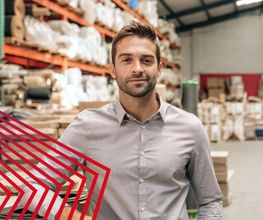 actuell Personal Mitarbeiter in Lagerhalle vor Regalen – Zeitarbeit in Logistik und Produktion.