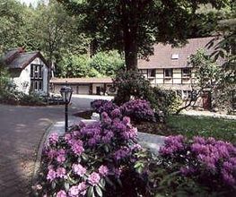 Hofanlage mit Mühle, Delikatessgeschäft und Restaurant Schnabuleum