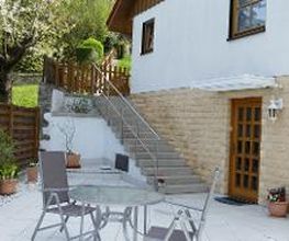Terrasse und Eingang der Ferienwohnung