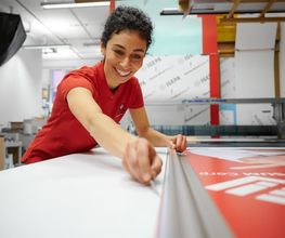 Das Team von Mail Boxes Etc. besteht aus engagierten und erfahrenen Experten, die sich darauf konzentrieren, Ihnen den bestmöglichen Service zu bieten. Wir sind stolz darauf, ein professionelles und freundliches Team zu haben, das Ihnen bei allen Fragen und Anliegen rund um den Versand und andere Dienstleistungen zur Verfügung steht.
Unsere Mitarbeiter sind speziell ausgebildet, um Ihnen individuelle Lösungen für Ihre spezifischen Bedürfnisse zu bieten. Wir hören zu und beraten Sie gerne bei der Auswahl des richtigen Services und der optimalen Versandoptionen. Bei Mail Boxes Etc. ist der Kundenservice unsere oberste Priorität und wir tun alles, um sicherzustellen, dass Sie mit unseren Dienstleistungen zufrieden sind.
Unser Team ist auch auf dem neuesten Stand der Technik und nutzt modernste Tools und Technologien, um Ihnen eine schnelle und effiziente Abwicklung Ihrer Anfragen und Aufträge zu ermöglichen.
Wenn Sie Fragen haben oder Hilfe benötigen, zögern Sie bitte nicht, uns zu kontaktieren. Wir freuen uns darauf, Ihnen zu helfen!