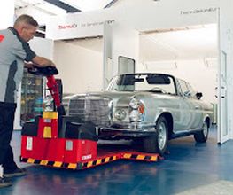 Einfahrt eines Mercedes-Benz Oldtimers in die ThermaEx-Thermokammer zur professionellen Fahrzeugbehandlung.
