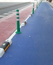 Nuestro separador de carril bici está fabricado de plástico 100% reciclado. Donde gracias a utilizar el PVC como materia prima conseguimos una mayor resistencia.