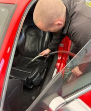 GLANZ Performance bietet gründliches Auto-Aussaugen und professionelle Innenraumreinigung in Paderborn und Ostwestfalen-Lippe. Tiefenreine Sauberkeit für Sitze, Teppiche und schwer erreichbare Bereiche – für ein gepflegtes und hygienisches Fahrzeuginterieur.
