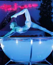 Die Palazzo Halle in Karlsruhe – Ihre perfekte Eventlocation für unvergessliche Veranstaltungen wie Firmenfeiern, Produktpräsentationen, Tagungen, Hochzeiten und mehr.
Die ehemalige Maschinenfabrik am Westbahnhof in Karlsruhe bildet ein außergewöhnliches Ambiente für exklusive Veranstaltungen mit dem gewissen Etwas. Auf 1.000 Quadratmetern ermöglicht die flexible Raumeinteilung den passenden Rahmen für jede Art von Event – von privaten Feiern wie Hochzeiten oder Geburtstage bis hin zu geschäftlichen Events wie Tagungen, Konferenzen oder Produktpräsentationen. In den Abendstunden taucht die ausgeklügelte Beleuchtungstechnik die hohen Decken in unterschiedliche Lichtstimmungen und macht die Palazzo Halle zu einer einmaligen Eventkulisse. Die Halle kann über die Eventagentur Projekt Eins gemietet werden, die das Lichtkonzept, die Dekoration, das Catering und auf Wunsch auch ein Rahmenprogramm detailliert auf das jeweilige Thema der Veranstaltung abstimmt.