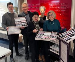 Das Team aus Augenoptiker:innen und Meister:in