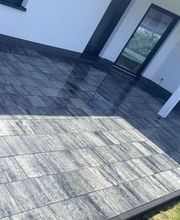 Maßgeschneiderte Terrassenlösungen, die Ihre individuellen Vorlieben und funktionalen Anforderungen priorisieren, sei es beim Entwurf eines neuen Terrassenbereichs oder der Umgestaltung eines alten.