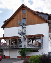 Parkplatz und Rückseite
